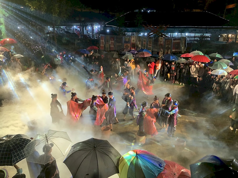 Sapa Love Market organizes traditional folk games such as tug of war and bamboo dancing for visitors to experience
